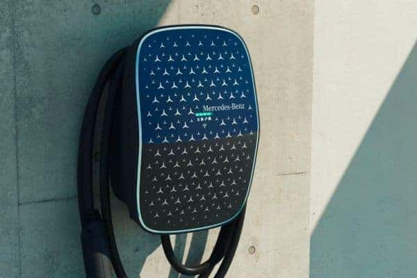 En Mercedes-Benz laddbox monterad på en grå betongvägg.